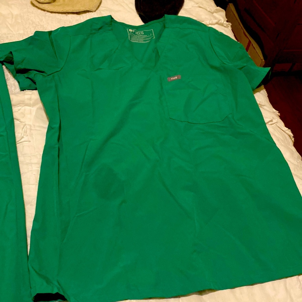 FIGS Safety Green Zamora Joggers and Catarina One-Pocket Scrub Top